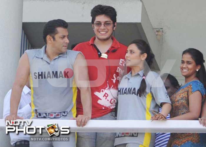 Salman, Arbaaz, Sohail play cricket for charity