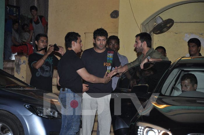 Aamir welcomes Saif at his party.