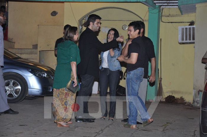 Aamir greets Karan and his other celeb guests.