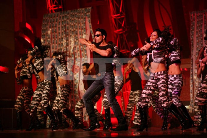 Akshay Kumar performs at the show.