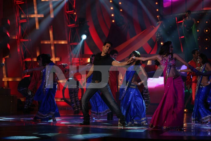 Akshay Kumar performs at the show.