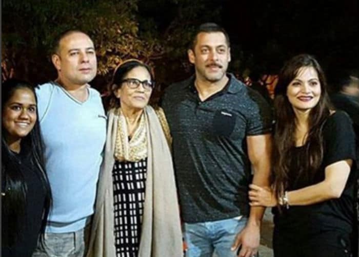 Salman, Akshay Celebrate New Year With Family