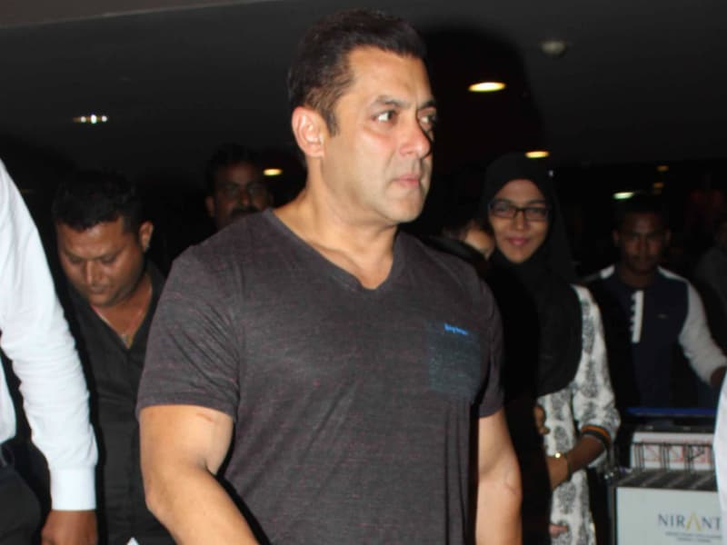 Photo : Rock On Like Salman Khan At The Airport
