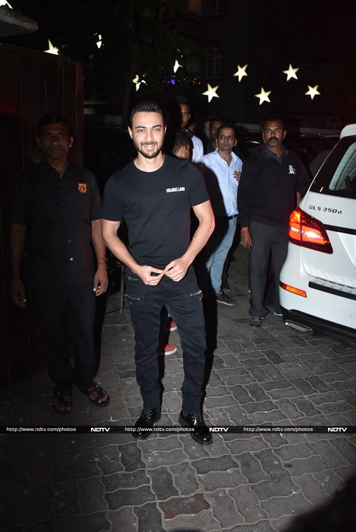 Arpita's husband Aayush Sharma posed for the shutterbugs with a big smile.