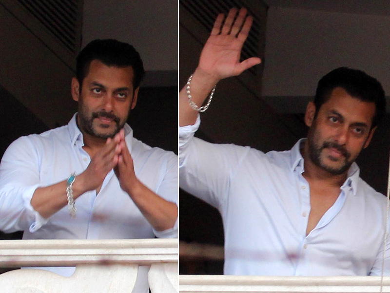 Salman's Kodak Moment: At Home, a <i>Namaste</i> For Fans