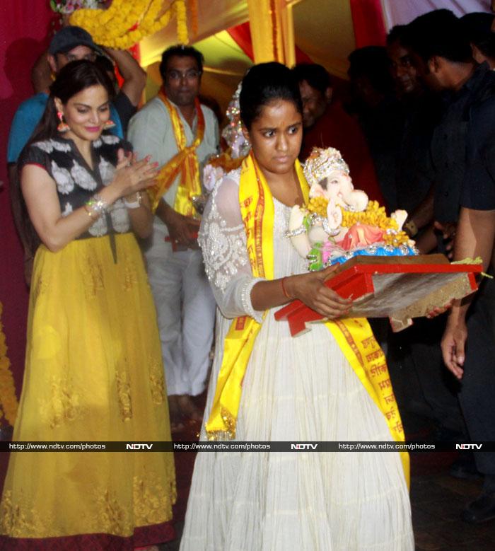 Salman's younger sisters Alvira and Arpita carried the idol to be immersed.