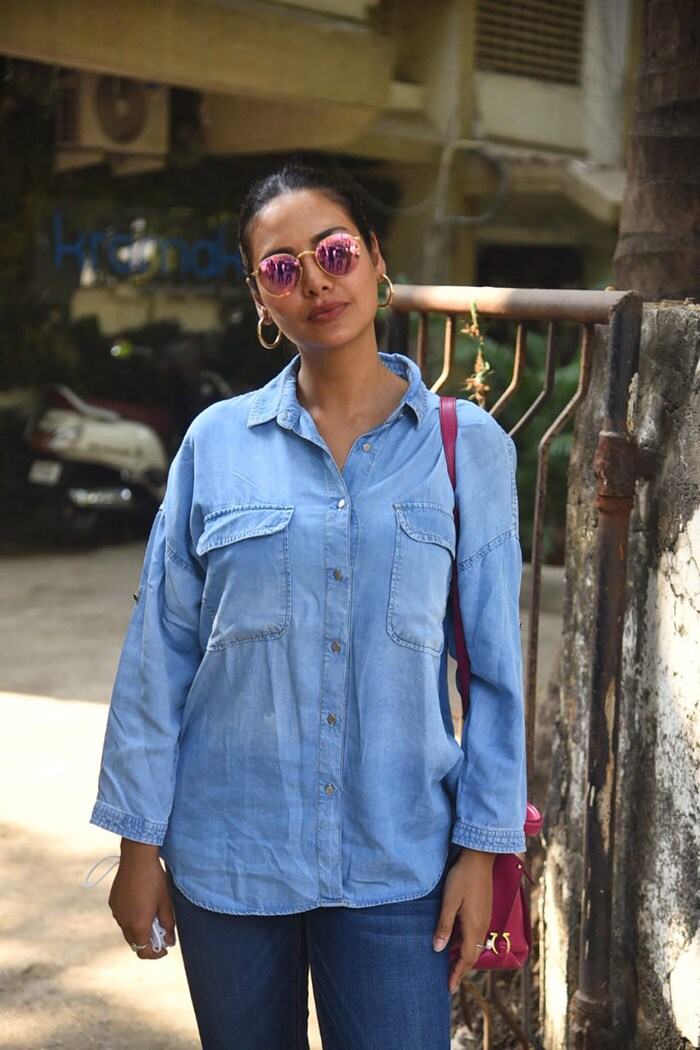 Esha Gupta was snapped at a salon in Juhu. Esha wore a blue shirt and paired it with jeans. She was also sporting sunglasses.