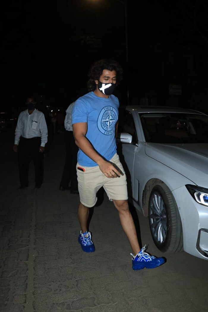 South actor Vijay Deverakonda was clicked at a restaurant in Bandra. He went out on a dinner.