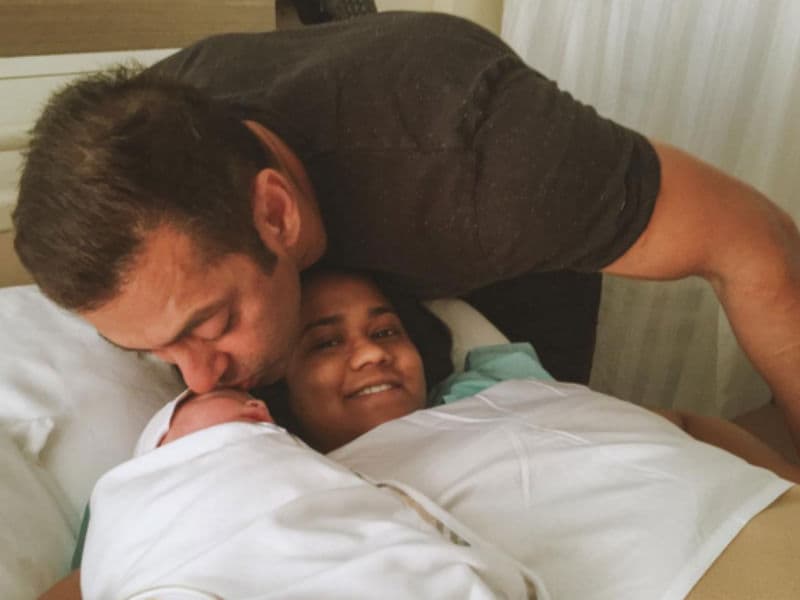 Photo : Salman Khan, Daisy Shah Visit Arpita at the Hospital