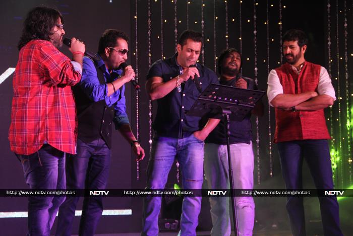 Salman Khan Sings Aaj Party Meri Taraf Se For Friends