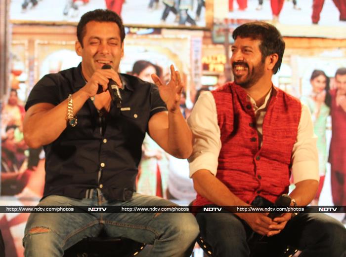 Salman Khan Sings Aaj Party Meri Taraf Se For Friends