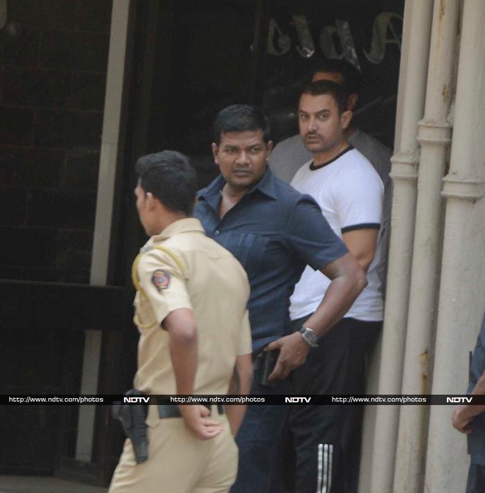 Salman\'s Famous Friends Visit Khan Residence