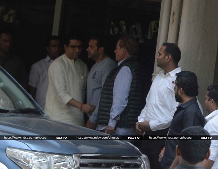 Salman\'s Famous Friends Visit Khan Residence