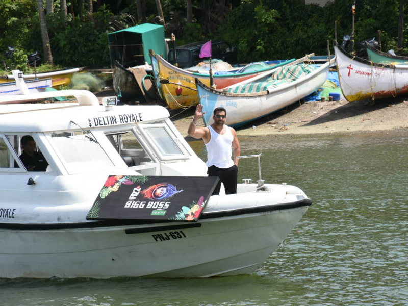 'बिग बॉस' के लॉन्च पर सलमान खान ने मारी धमाकेदार एंट्री 'बिग बॉस' के लॉन्च पर सलमान खान ने मारी धमाकेदार एंट्री