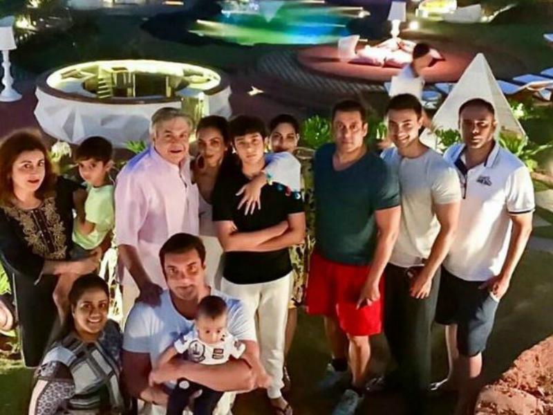 गोवा में जमकर पार्टी मना रहा है सलमान का परिवार, देखें तस्वीरें... गोवा में जमकर पार्टी मना रहा है सलमान का परिवार, देखें तस्वीरें...