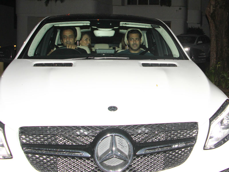 Photo : Salman Khan Got A New Car From Shah Rukh. Here Are Pics
