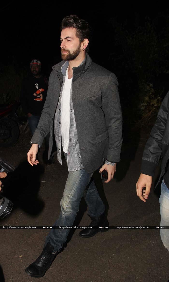 Salman's <I>Prem Ratan Dhan Payo</i> co-star Neil Nitin Mukesh looked handsome in a shirt and denims, paired with a grey blazer.