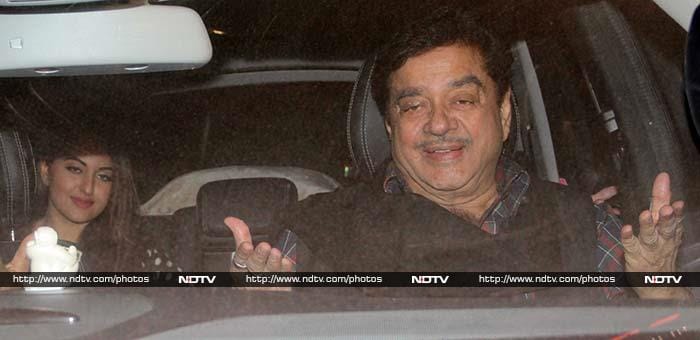 Sonakshi arrived with her father Shatrughan Sinha.