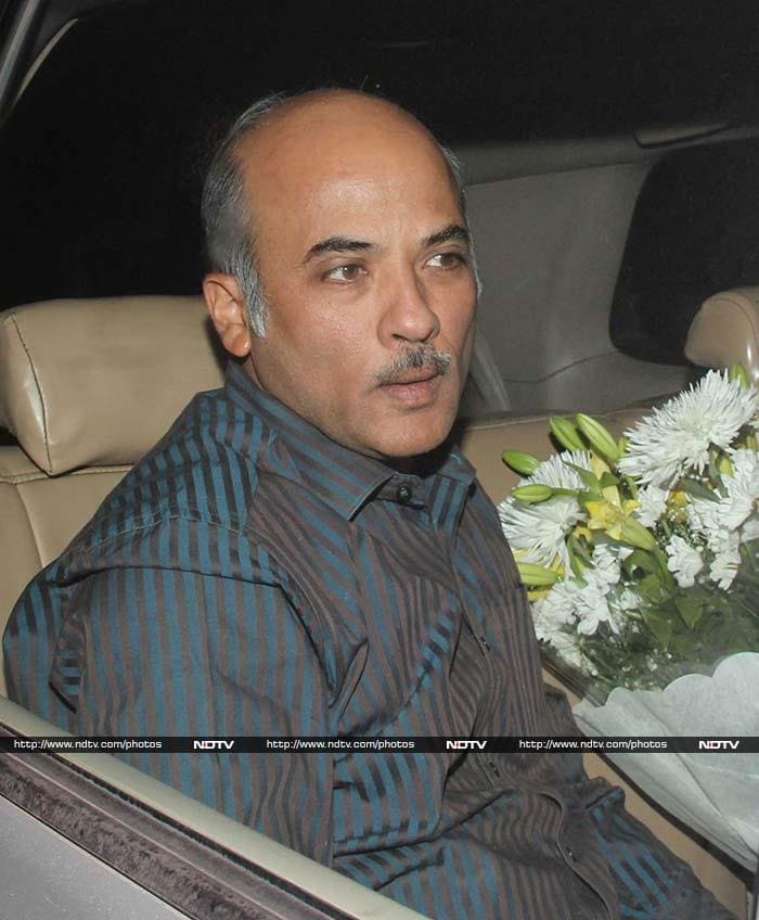 Filmmaker Sooraj Barjatya, who directed Salman in films like <I>Maine Pyaar Kiya</i>, <I>Hum Aapke Hain Koun</i> and the recent <I>Prem Ratan Dhan Payo</i>, also arrived to wish the actor.