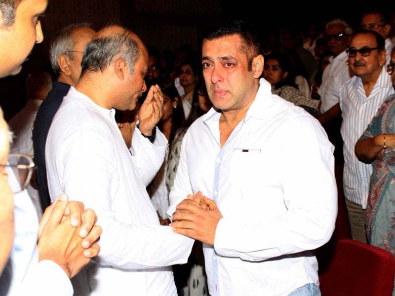Photo : Emotional Salman Khan Bids Final Farewell to Rajjat Barjatya
