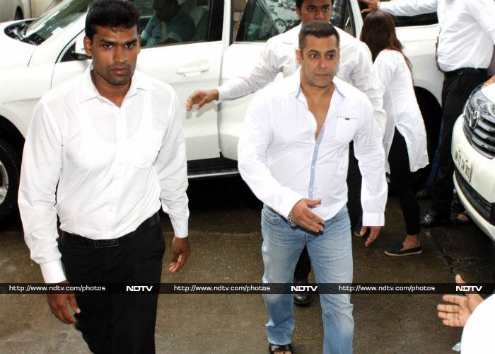 Emotional Salman Khan Bids Final Farewell to Rajjat Barjatya