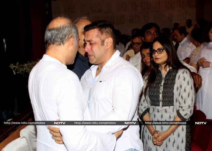 Emotional Salman Khan Bids Final Farewell to Rajjat Barjatya