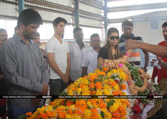 Gauri, Aryan Attend Funeral of SRK\'s Spot-Boy