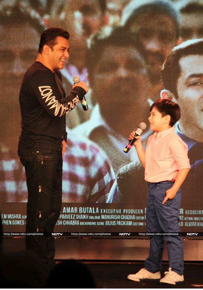 When Matin was asked to share something about Salman<br><br>
Matin: One day he took off his shoes and jumped into the swimming pool. (Turns to Salman) Now you say something about me. <br>
Salman: What should I say about Matin. He is a superstar, he is a superstar of Itanagar