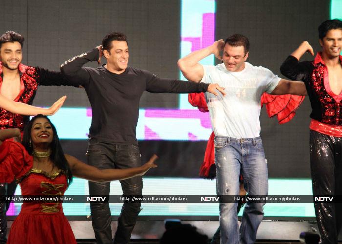 Salman's brother Sohail Khan also stars in <i>Tubelight</i>. They danced to <i>The radio Song</i>.