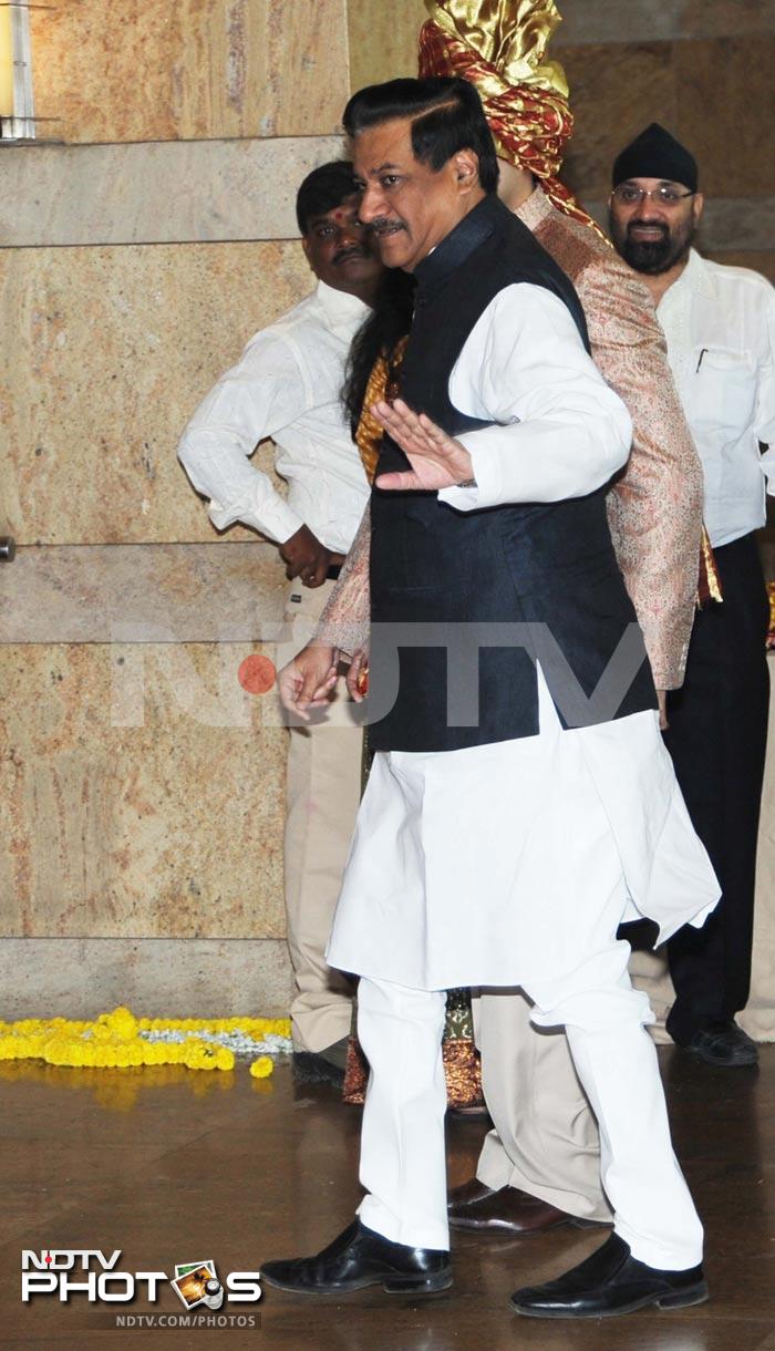 Politicians at the wedding of Riteish\'s brother