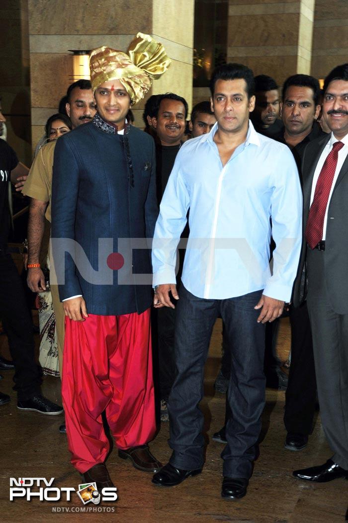 Salman at the wedding of Riteish\'s brother