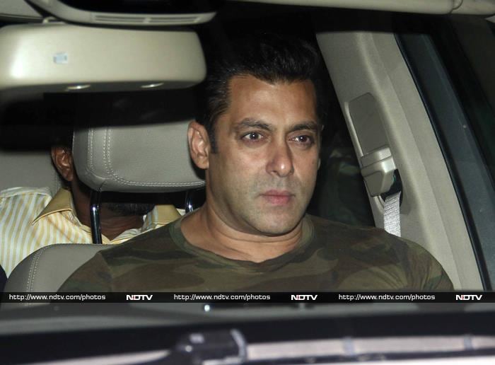 Khan\'s Night Out: Shah Rukh Works, Salman Off-Duty