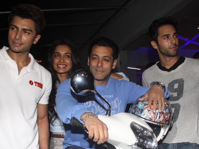Photo : Salman takes Sarah Jane for a ride but not Bipasha