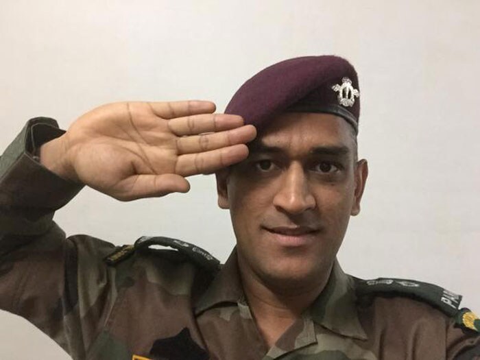 Mahendra Singh Dhoni: #saluteselfie