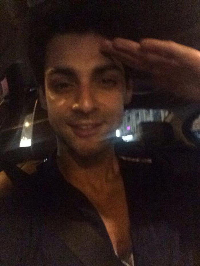 Karan Wahi: #SaluteSelfie a big thanx to all the heroes who lay thr lives fr us #indianarmy