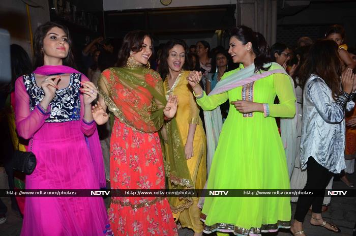 Salman, Daisy, Huma Dance for Bappa