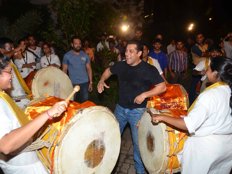 Photo : Salman, Daisy, Huma Dance for Bappa