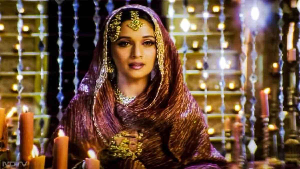 "प्यार का कारोबार तो बहुत बार किया है... मगर प्यार सिर्फ एक बार।

 यह  फेमस  डायलॉग फिल्म देवदास से है, जिसे चंद्रमुखी( माधुरी दीक्षित) ने पर्दे पर  देवदास को कहा था. जब शाहरूख खान चु्न्नी बाबू के साथ पहली बार उसके ख्वाबगाह आता है.