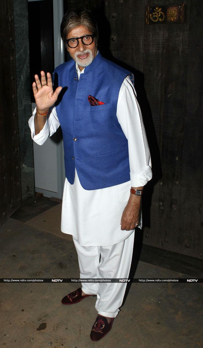 Big B always gets it right, whether international or ethnic. The simple white <i>kurta pyjama</i> perfectly complemented his blue Nehru jacket.