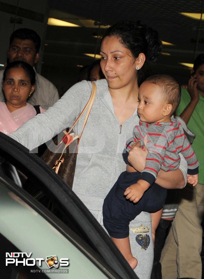 Sanjay Dutt returns to Mumbai with family