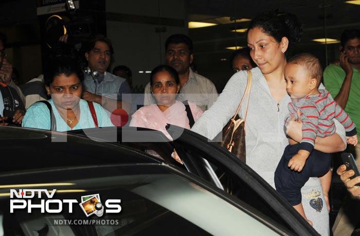 Sanjay Dutt returns to Mumbai with family