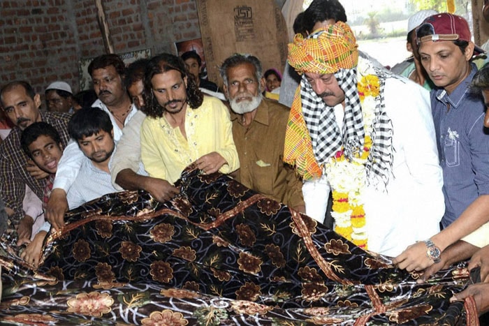 Sanjay Dutt offers prayers at Dargah