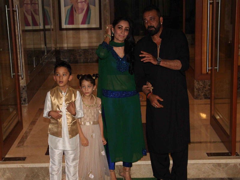 संजय दत्त और 'भूमि' की टीम बोलीं- ईद मुबारक