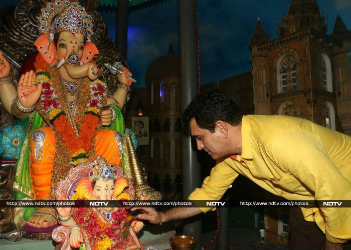 Ganesh Chaturthi 2017: Sanjay Dutt, Maanyata Celebrate With Team Bhoomi