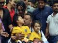 Photo : आजाद हुई भावनाएं भी... संजय ने बच्‍चों को खूब चूमा, लगाया गले