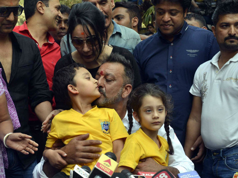आजाद हुई भावनाएं भी... संजय ने बच्‍चों को खूब चूमा, लगाया गले