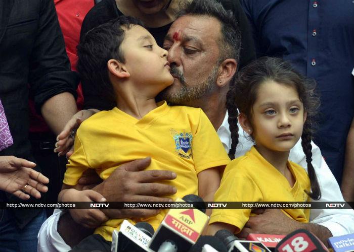 Sanjay Dutt\'s Aww-Some Moments With Shahraan and Iqra