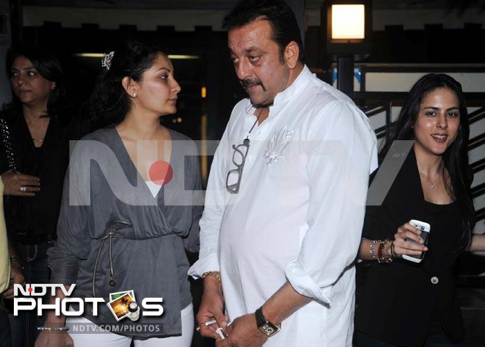 Maanyata throws Sanjay Dutt a birthday party