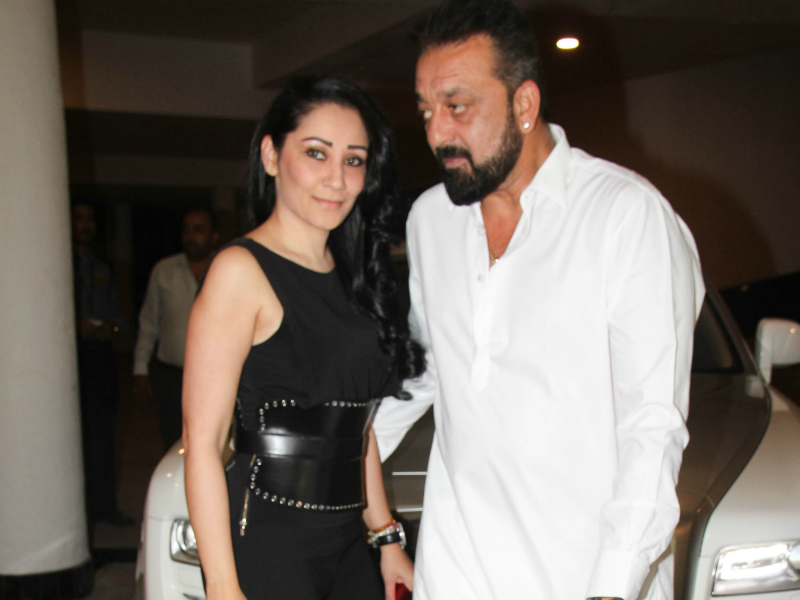 पत्नी के साथ पार्टी करते दिखे संजू बाबा