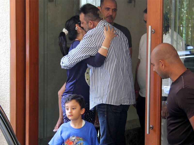 Munna Bhai Departs For Jail With <i>Jadu Ki Jhappi</i> to Maanyata